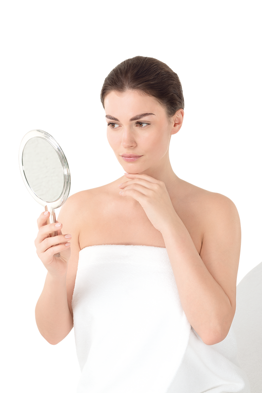 Mujer revisando el tono de su piel — Guinot