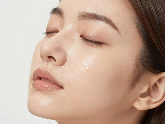 Primer plano de rostro con piel hidratada y luminosa gracias al ácido hialurónico