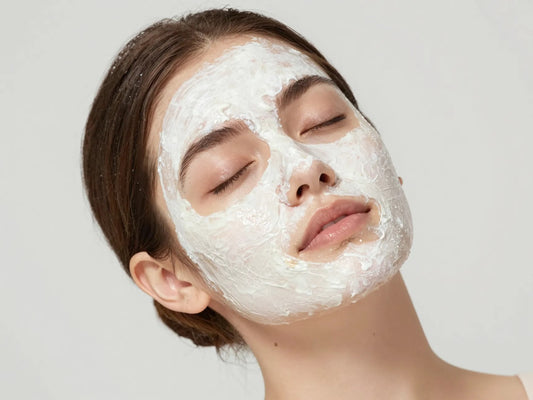 Mujer con mascarilla facial y piel luminosa y descansada