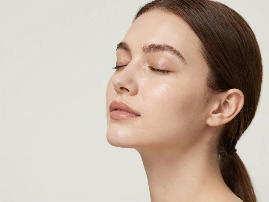 Rostro de piel luminosa y descansada tras revitalizar una piel cansada y apagada